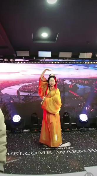 #上热门话题🔥🔥🔥 ,@荒野韦山 ,1. 花花起舞俏身姿,韦山直播间里驰,