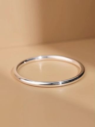 足银亮面映着暖光,圈住日常的温柔,把牵挂悄悄戴在她腕间#听说每个女孩都有一个银手镯 #银饰纯银 #银手镯 #亮面手镯 #七夕送礼清单