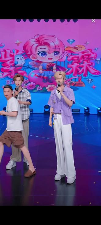 #舞台互动瞬间 #龙浩天大舞台#紫霖 #爱乐l
紫霖和小凡女的pk究竟谁更胜一筹呢~