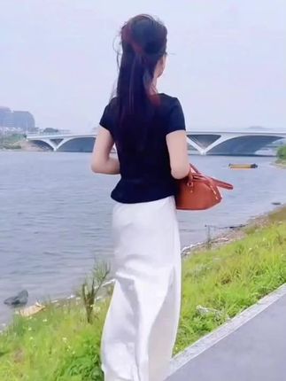 2025夏季显瘦A字开叉半身裙法式女夏缎面蕾丝中长裙子气质月光裙