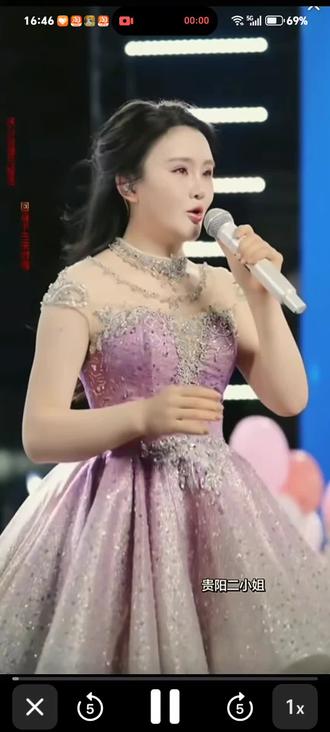 三首歌连唱 最喜欢你在舞台上,闪闪发光美丽动人最真实的样子,加油二宝,绿灯为你打开,一路长虹!@贵阳二小姐🐮 @小二的快乐生活(二小姐) @