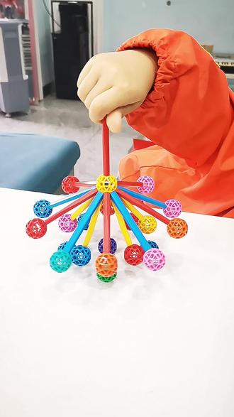 七彩,大概是每个小女孩心中都难以拒绝的魔法色。瞧,今天这位小小创造者,正用彩球装点着她眼中的奇妙世界——颜色在指尖跳跃,形状于掌心组合,想象力仿佛在她的小脑袋里悄悄旋转、发光。她已经悄悄构建起属于自己的、独一无二的审美宇宙。
#Zometool #Zometool创造大师 #Zometool教具 #七彩想象力 #童趣时刻 @Zometool