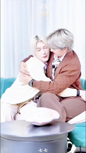 两个人中文越来越好了,这个福福不但听懂还会举一反三且场景运用,桃桃这个已读乱回给我萌死了
听懂~坐主桌可以~芒果糯米饭~#fortpeat #福桃#直播切片 小林哥坐主桌