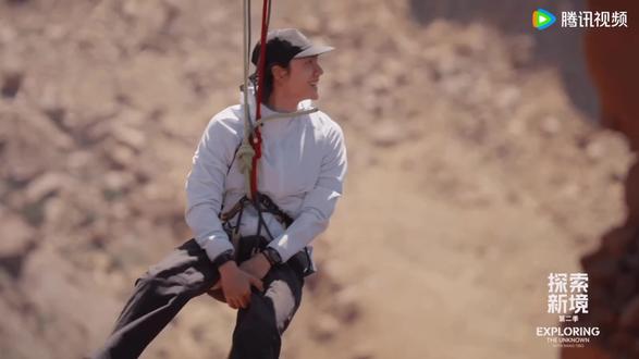 王一博北美峡谷高空“走钢丝”,赤脚挑战惊掉下巴!