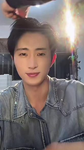 大屏映星光,热泪藏温柔
被爱意包裹的生日
是王凯沐和沐星人的双向治愈🌙
岁岁年年,为爱奔赴
#王凯沐生日直播#真诚永远最动人