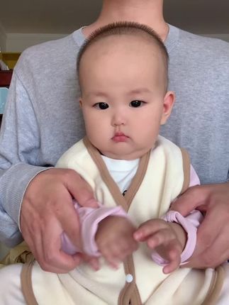 第一次面对镜头,有点不知所措#亲子互动 #萌宝宝