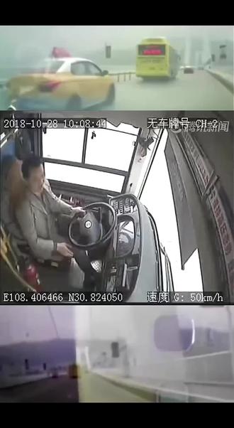 2018年10月28日重庆市万州区长江二桥公交坠江 公交车上最致命吵架和打架,最后开进江里让车上所有人都得到报应,这是冷漠付出代价,也让两人升级了矛盾#交通视频监控 #车辆行驶监控 #安全驾驶必修课 #安全行车安全乘车 #司机视角