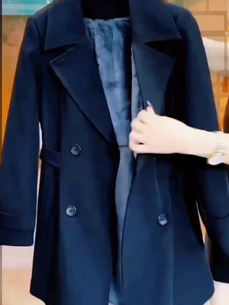 小个子姐妹看过来!这件中长款加绒风衣也太懂我们了吧~经典黑超显质感,内里加绒保暖又温柔,腰带一收腰线立马有,小个子穿也能气场全开,秋冬通勤、逛街穿它都绝绝子,怕冷又爱美的你赶紧冲!#早秋穿搭显贵法则#解锁微胖梨形的本命穿搭#都市通勤旅游两相宜look#秋冬基础款打底合集#冬日穿搭测评