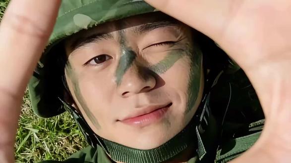 许三多因违纪在连部念检讨书被高城打回重写,后被任命为三班代理班长,钢七连宣布改编、战士陆续搬离宿舍。#士兵突击