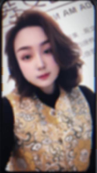 9月处女座
我是土象处女座,9.2出生🐣
我从来都不算好
性子倔,也承认自己很自私,
习惯用冷漠来掩盖不安,用沉默代替道歉,
总是倔强到让自己都觉得疲惫。
我是个嘴硬爱说反话,转身就掉眼泪的人,
粘人,小心眼,占有欲强,缺乏安全感,
还是一个随时会不开心的人,
我改不了一生气就不说话,
一委屈就掉眼泪,一难过就不想吃饭的坏毛病,
永远都是先惩罚自己,一直多愁善感情绪化。
与其说我是一个拧巴的人,
不如说我是个被情绪牵着走的人,
会因为一句话陷入低落,
会因为一点忽视变得多疑,
也会在深夜里反复琢磨那些没说出口的话。
我学不会把心事摊开说,却总在心里默默期待。
看透了人间冷暖,却学不会铁石心肠,
活的通透清醒,却抵不过心软的善良,
有时候最磨人的苦,从来不是糊涂,而是明智的清醒!却狠不下心来,当感性压迫理性的那一刻,
所有的道理都成了摆设,
解不开的解,吃不尽的委屈,全是心软的付出。#91年的羊 #处女座 #许昌小张大码女装 #120斤到220斤的大码女装