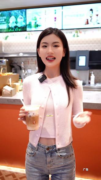 甜酷女神代言大牌饮品!田曦薇携手沪上阿姨送福利,5月18号沪上阿姨咖啡专场福利大放送,拿铁&美式多款经典咖啡低价囤,20号更有代言人限定周边轮番送,只限直播间专属福利,赶紧来!#沪上阿姨