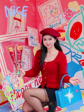 顺德大良花市嘉年华✨啡驰街区把年味玩明白了!!
📣2026春节攻略来啦!!
想要感受广东春节氛围感🏮
就来2026大良迎春花市嘉年华🥳
2026 马上行大运 🧧
赴一场热气腾腾的顺德新春之约!
来大良智谷公园逛迎春花市,被「啡驰街区」吸引住🤩!chill 人必打卡的花市街区!机车🏍️搭着年味🏮,出片率和快乐值直接拉满,快乐全在这了!!
一进街区就被氛围感拿捏~复古又潮酷的布置超有格调👍机车元素的打卡点,还是摆满茶咖摊位的主街区,随手一拍都是大片📸 花市逛累了就蹲个摊位,手冲咖啡的醇厚、特调茶饮的清爽,冷热饮都有,还有多种特色小吃🍔捧着一杯边逛边拍,年味里还藏着松弛感😌~
pull tab拉环咖啡真的巨好喝😋,口感醇厚丝滑,一口沦陷!还有火爆上海的网红可丽饼,在这也能吃上啦,外皮酥软内馅超足,排队都要冲🔥!泰鸳鸯更是人气王,队伍排到大长龙!每一款都不踩雷!
评论区:
重点是!现场打卡就能薅羊毛,三步解锁新年小惊喜✨,手慢无👇
✅ 任务一:加「一起啡驰」官方V,直接领「去晦气钥匙扣」🍀 新年主打一个顺顺利利,把好运挂在身上!
✅ 任务二:加v+进啡驰专属福利群,马年超Q利是封免费领🧧 颜值超高,过年发红包都更有面儿~
✅ 任务三:发小红🍠帖文+定位,带话题并@啡驰官方号,再加V进群,就能提走「啡驰定制毛毡包」💙 蓝色款超吸睛,逛花市装年货刚好够用!
🔔一边是花市的热闹年味,一边是机车文化的酷飒,还有茶咖和免费好礼加持,这波真的不亏~ 📣顺德的宝子们赶紧冲,把新年第一波好运和美照都留在啡驰街区!
🥳大良迎春花市嘉年华
📍定位:佛山市顺德区大良智谷公园
#一起啡驰 #大良花市啡驰街区 #摩tour+ #顺德探店 #春节打卡攻略