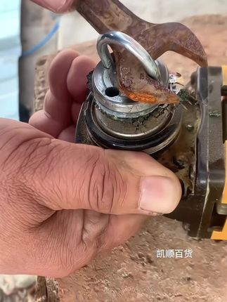 角磨机压板螺丝拆卸四爪扳手 #角磨机四爪扳手 #扳手 #五金工具 #高性能实用工具 #维修工具
