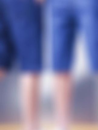 罗蒙2025夏季新款男士冰丝牛仔短裤,采用轻盈冰丝面料,自带凉感,夏日穿着清爽不闷汗。宽松直筒剪裁,五分长度利落显腿型,对各种身材都很友好。经典牛仔元素融合现代设计,后腰弹力腰头搭配抽绳,穿脱方便且贴合舒适。多口袋设计实用美观,可搭配T恤、衬衫轻松打造休闲造型,无论是日常通勤还是周末出游都合适,是夏季男士衣橱的实用单品#夏季穿搭 #短裤穿搭 #五分裤 #夏季新款 #百搭裤子