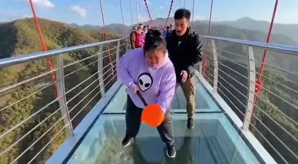 你的锤子好像没碰到玻璃吧 #玻璃栈道 #搞笑 ##AI创作浪潮计划 #惊险一幕 #危险动作请勿模仿