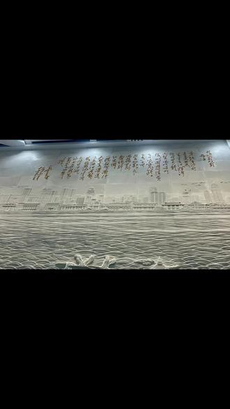 汉白玉雕刻艺术墙位于 武汉地铁12号线“武昌站东广场站” 的站厅中央。宽20米、高12米,由 374块 汉白玉浮雕拼装而成,是站内的视觉焦点。