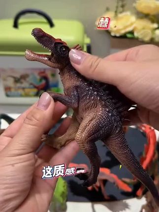要不说爸爸了解儿子呢,竟然把满满的一箱恐龙搬回家,孩子高兴坏了,每一只恐龙都做的栩栩如生,全是手工彩绘。清晰还原每一寸肌理,给孩子更逼真的感官体验。边玩边认识各种恐龙,还能多种情景模拟玩法,更有升级发声恐龙,提升孩子玩耍乐趣,好玩不贵,赶紧带回家玩耍吧!