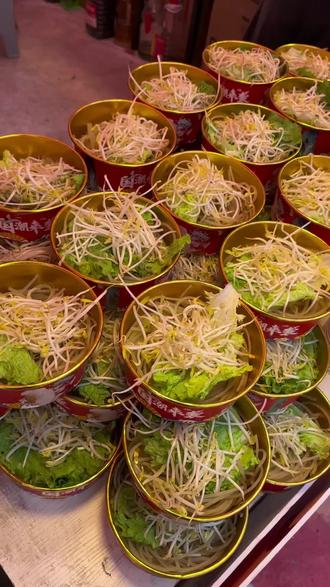 诸城春节遛娃逛吃宝葬地来啦!2026杨春第五届萝卜糖球会正月初一到十五,每天从早9点嗨到晚11点!地点就在杨春国际商贸城广场,现场汇集各地网红小吃+儿童游乐区,真正吃喝玩乐一条龙!1块钱就能抢10元通用代金券,全家出游,欢乐加倍!