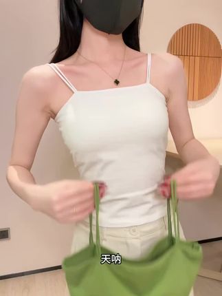 这款双肩吊带胸垫背心,不仅设计独特,是追求时尚与舒适并存的,#时尚百搭好看又实惠