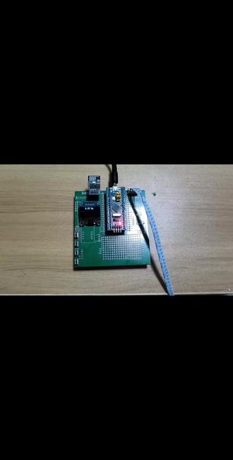 基于STM32的智能压力监测系统
(1)主控:STM32F103C8T6最小系统板,实现ADC按键读取、OELD显示,ESP01SWIFI模块,HX711体重检测;
(2)显示:0.96寸IIC协议OLED显示模块,完成系统数据的显示(体重,阈值等数据及肥胖预警等功能);
(3)通信:ESP01SWIFI模块,与主控进行串口通讯,将系统识别数据发送至阿里云MQTT服务器在传输至手机APP进行显示与控制;
(4)体重检测:采用 HX711 体重检测模块,HX711 是一款高精度的 24 位模数转换器(ADC),专为称重传感器(如压力传感器或应变片)设计。其工作原理是通过将传感器输出的微弱模拟信号放大并转换为高精度的数字信号,再通过 SPI 接口与微控制器通信,实现对体重的精确测量。通过与压力传感器配合,HX711 可以测量物体的重量
(5)按键控制:四个ADC按键(实现阈值设置等功能);
(6)手机APP:可以远程修体重等阈值,提供数据库数据查看,肥胖预警等#单片机 #毕设 @抖音小助手 @DOU+小助手
