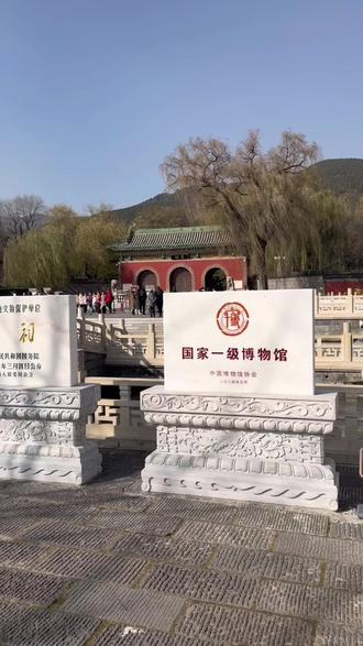 三晋第一名胜———晋祠,集一级博物馆、首批国保文物、5 A景区于一身,是中国现存最早的皇家园林,晋国宗祠。
晋祠的历史可以追溯到西周时期。周武王之子周成王封其弟叔虞于唐,留下“剪桐封弟”的故事;叔虞死后,其子燮父因境内有晋水,改国号为晋,后人在悬瓮山麓、晋水源头建祠立庙,以祭祀叔虞,称为“唐叔虞祠”,也就是晋祠的前身。此后,历经多个朝代的修建和扩建,晋祠的规模不断扩大。
1993年在太原上学时曾游晋祠,当时见识少记忆模糊,只记得因煤矿开采导致泉水干涸,大为吃惊。2023年泉水复流,而且周边环境大幅整治,增建了规模宏大的公园免费开放,变化巨大。32年后再游晋祠,感慨万千。
中轴线上建筑有水镜台、金人台、献殿、鱼沼飞梁、圣母殿等。献殿为金代建筑,其结构简洁,整体风格古朴大方,是中国古代建筑中减柱法的典型实例。鱼沼飞梁是中国现存古桥梁中仅有的一例十字形桥梁,具有极高的建筑艺术价值。圣母殿是晋祠最古老、最具代表性的建筑,重檐歇山顶,面阔七间,进深六间,殿内供奉着西周时唐叔虞之母邑姜的塑像。圣母殿采用了减柱法营造,扩大了殿内空间;殿周的回廊和斗拱结构复杂,体现了宋代建筑的高超技艺。
晋祠是中国古代建筑艺术的博物馆,它保存了从西周至明清各个历史时期的建筑、碑刻、雕塑、古树等文物,为研究中国古代政治、经济、文化、建筑、宗教等方面提供了珍贵的实物资料。圣母殿内的宋代彩塑侍女像造型生动,姿态各异,表情丰富,是中国古代雕塑艺术的珍品;唐太宗李世民手书的《晋祠之铭并序》碑堪称国宝,当年他在晋阳起兵前祭祀唐叔虞,承诺成功后定国号为唐。32年后再到晋祠,亲自撰文并书丹此碑。该碑不仅反映了珍贵的政治史料,而且是中国现存最早的行书碑,其中浓厚的二王笔意显示了李世民对王羲之的推崇,具有重要的书法艺术价值。
晋祠以其独特的自然景观和人文景观融为一体而闻名。晋水三泉清澈见底,常年保持在17度,李白曾言“晋祠流水如碧玉”;祠内古木参天,周柏唐槐更是历经千年,见证了晋祠的历史变迁,与古建筑相互映衬,形成了一幅优美的画卷。