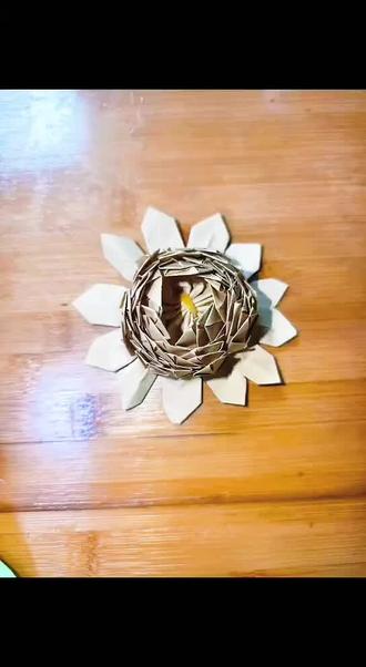 你们猜这是莲花还是荷花?😊#莲花灯折法 #儿童手工折纸教程 #手工折花朵 #手工制作 #手工diy