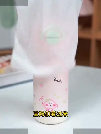 就是这个保温杯,孩子喝水都变积极了!杯盖锁扣设计,安全卫生,一键开盖,轻松切换两种饮水口,满足不同年龄段需求。内胆是健康安全的316L不锈钢,还有可拆卸独立茶仓,密封性也很好,倒置摇晃也不漏水,自带提手方便拎拿,快给你家宝宝安排上吧!