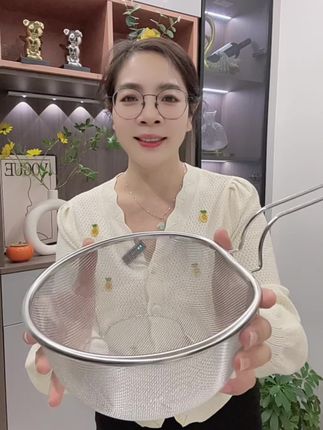 我觉得家家户户都应该备一个这样的不锈钢滤网漏勺,用它来过滤油渣真的太方便了,再也不用担心吃到油渣了。而且它的设计也很贴心,可以边炸边滤,这样就不用担心油温升高了。它还是304不锈钢材质的,非常耐用,还可以用来捞面条、焯水,真的很实用。#好物推荐🔥 #厨房好物 #质量杠杠的好 #厨房必备神器 #家居好物 @巨量千川