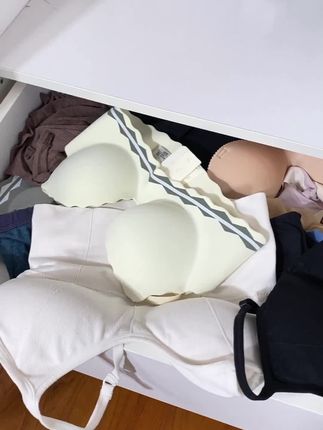 有了这个,家里的内衣吊带再也不怕没地方放了,波浪的形状收纳内衣很方便,拿去也是一目了然,还可以叠加放,不占地方。现在九块九到手四个,也太划算了。#生活必备 #挂衣架 #女神必备