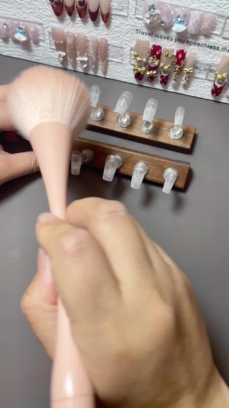 新年款|小马乐园🎠
复刻@想想来啦 #新年美甲 #可爱美甲 #穿戴甲分享 #红色系美甲款式 #好看的美甲