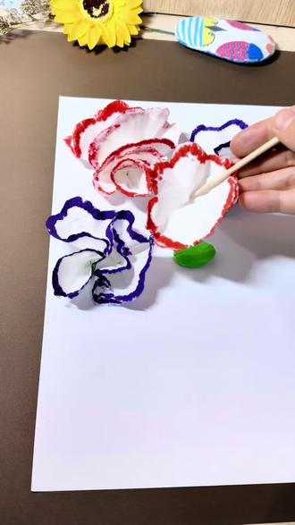 春天主题手工|纸巾花 春天来了,用纸就能做的创意纸巾花,快动手做起来吧#纸巾花 #纸巾手工 #创意儿童美术 #亲子手工 #儿童绘画