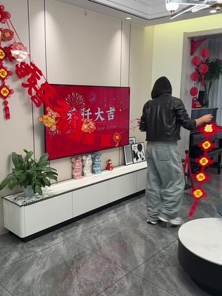 不容易有的小家,乔迁这天当然要好好布置一下,在背景墙上挂一套喜庆的拉旗,满满的仪式感,加厚的植绒材质,大 小背景墙都可以挂!#乔迁背景装饰 #乔迁仪式感 #仪式感不能少 #乔迁之喜
