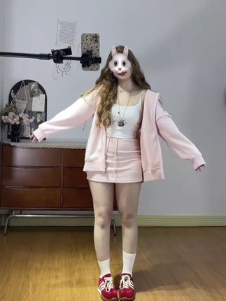 粉粉嫩嫩的卫衣套装真的很减龄~#甜美穿搭 #小个子穿搭 #元气少女 #甜辣妹 #小个子显高显瘦穿搭