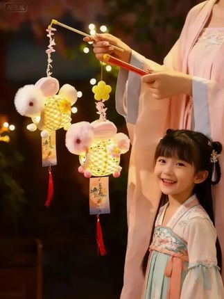 让孩子趣玩中秋,认识中国的传统文化。 可爱趣玩过中秋,节日玩出新花样。 小灯笼是成品无需安装。 #中秋放假#中秋赏月 #中秋玩乐夜 #最团圆夜是中秋 #中秋节灯笼