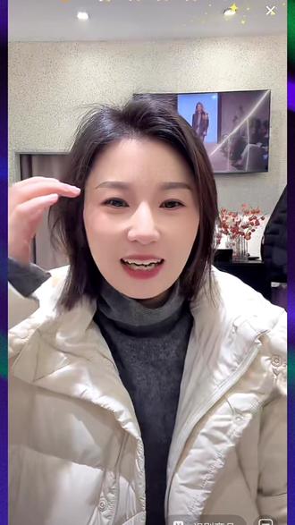 谁给小眼妹送礼物了?是我想的那个他吗?看小眼妹幸福的笑脸都不难猜