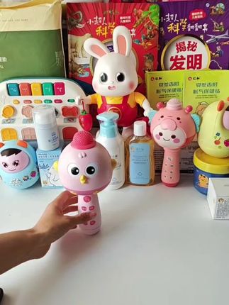 1-3岁的宝宝,语言爆发期,爸爸买的小萌鸡话筒太棒了,造型可爱能唱歌还能做早教,宝宝天天拿着话筒说话~唱歌真的太开心了 #萌鸡话筒玩具 #儿童发音训练 #宝宝玩具#母婴好物 #益智玩具