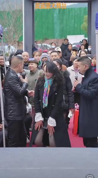 这两个主持人不像好人啊@皮皮豪 @皮皮豪大舞台