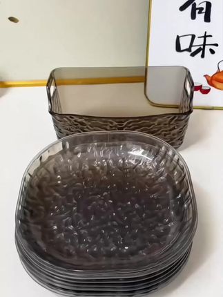 朋友来我家吃饭都看上我这套苦苦碟了,来个客人吃饭还显得咱讲究卫生,主要我还好收拾#而且冰川纹的很高级,特别有质感,用它来装个水果零食啥的也不错#不用了,随便一放就是好看的装饰品#轻奢简约冰川纹吐骨碟 #居家好物