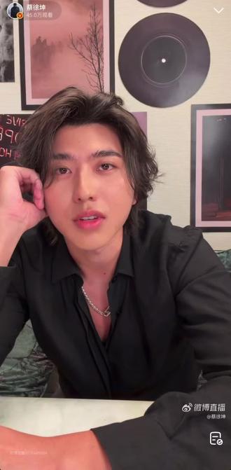 是的,他带着他的新专辑《KUN》来直播了,刚好是20:02进的直播间@蔡徐坤#蔡徐坤 #新专辑上线