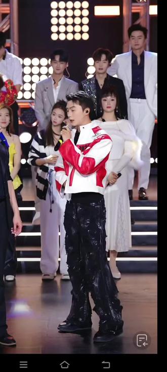 一位优秀的才艺主播,一定要发挥最优。昊文唱歌很有辨识度,而跳舞也是适合力量与韵律碰撞比较炸裂的舞蹈,并且很会互动,一声“所有男生一起吧”,让整首歌的舞台有趣又好看。@昊文🍊星城@昊文生活号🍊 #强烈推荐#户外直播现场 #昊文 #昊文星城 #强烈推荐