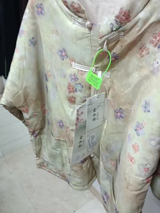 复古风女款妈妈印花手工棉花棉袄,软软的棉花媲美冬日里的暖阳,手工盘口做工精致,质感真的是比飘柔还柔,穿它洋气高级感,软软弹弹带给你的是温暖#复古手工棉花棉袄妈妈印花盘口工艺
