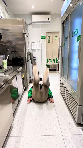 五黑能量杯 满满超能量#抽象 #奶茶店 #日常vlog #益禾堂 #搞笑