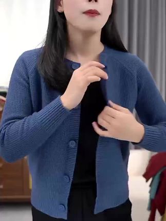 【羊毛开衫】秋冬纯色洋气时尚短款长袖针织开衫宽松显瘦百搭外套#开衫外套 #舒服 #休闲 #羊毛衫 @DOU+好生意 @DOU+上热门 @巨量千川