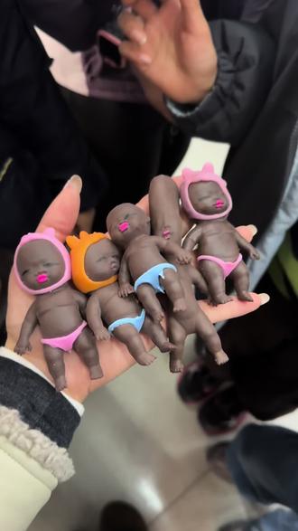 小学生们总是会流行起来一些莫名其妙的玩具和热梗🧐#抽象 #小学生 #娜塔莎