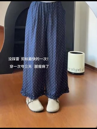夏天想穿得又舒服又好看?这条波点木耳边阔腿裤闭眼入!藏青底+小波点,复古又俏皮🎀 木耳边裤脚,走路都带小风情~高腰+阔腿设计,拉长腿型还藏肉,大码姐妹也能穿得超好看!纯棉面料透气不闷,夏天穿它逛街、上班,舒适感拉满!搭简约白T是松弛感小姐姐,配短上衣秒变复古辣妹,怎么搭都不出错!#薄款裤子 #夏季穿搭 #遮肉显瘦穿搭 #显高显瘦显腿长 #百搭裤子#