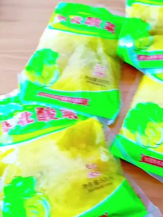 东北酸菜面 1. 东北酸菜丝,脆爽酸香特够味!炖肉、炒粉超百搭,一口回魂,满是咱东北家的实在劲儿~ 2. 正经东北酸菜丝!老坛腌出鲜酸,嚼着脆生,配排骨炖一锅,暖到心坎儿里,