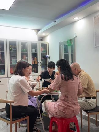 露露的爸妈来我妈店里吃饭了,我妈掌厨,不会烧饭的她在厨房忙活了一下午,虽然味道不能说美味,但确实能看得出来用心了。阿姨和我妈妈拉着手谈天说地的,场面热火朝天,画面全是幸福。#家庭日常 #家长见面