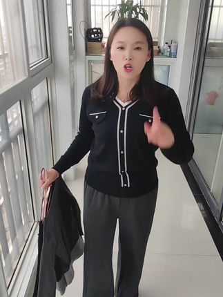 AI 生成|Moses Queen 这套叠穿两件套太懂穿搭了!修身针织衫+吊带正肩上衣,一衣多穿超有层次感,轻松打造出显瘦又时髦的造型。面料柔软贴身,质感在线,关键还特别便宜,秋冬想要穿出高级感,这套闭眼入都不会错~