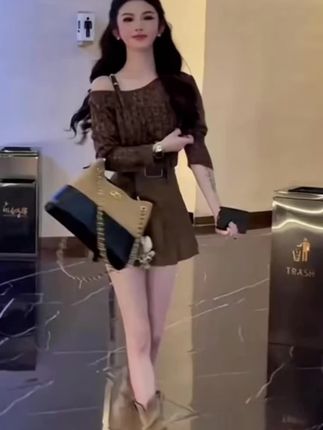 秋季一整套女装2025年新款韩版气质减龄斜露肩长袖上衣短裙两件套#气质女神范儿 #时尚气质穿搭 #今日分享