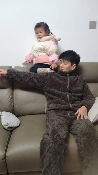 本来想拍现在爸爸的手臂上的女孩,无奈岚岚胆小啊
#站在爸爸的肩膀上 #家庭活动 #我的女孩👧🏻